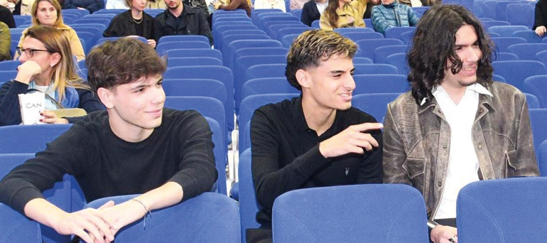 9 bin seyirciyle perde açtı