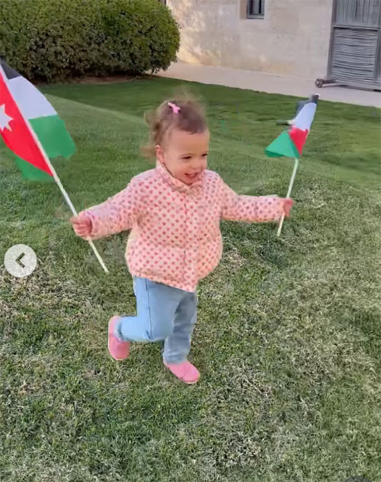 Baba- kızın sıcacık bakışları yürekleri ısıttı... Onu kucağına aldığında o kadar mutlu oldu ki tanımadığı insanlara altın dağıttı