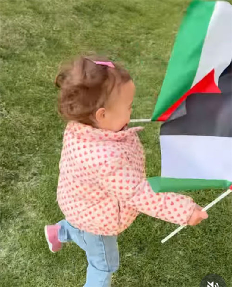 Baba- kızın sıcacık bakışları yürekleri ısıttı... Onu kucağına aldığında o kadar mutlu oldu ki tanımadığı insanlara altın dağıttı