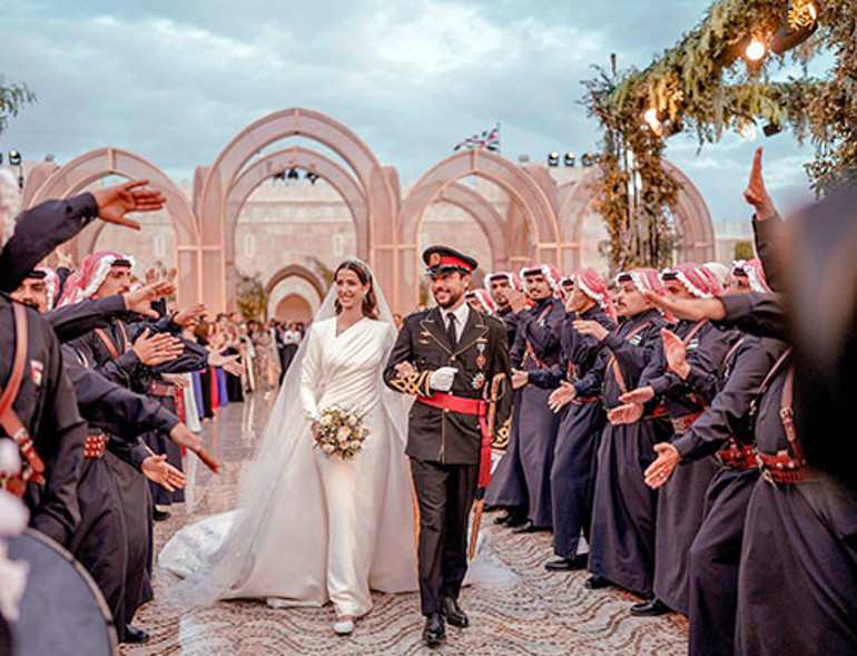 Baba- kızın sıcacık bakışları yürekleri ısıttı... Onu kucağına aldığında o kadar mutlu oldu ki tanımadığı insanlara altın dağıttı