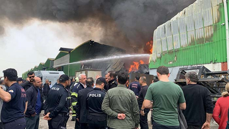 Son dakika... Geri dönüşüm fabrikasında yangın: Ekipler müdahale ediyor Patlama sesleri de duyuldu
