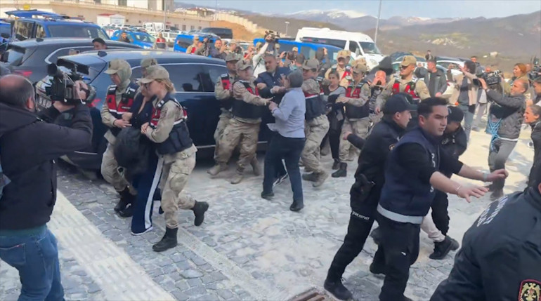 Gülistan Doku soruşturmasında 7 şüpheli adliyeye sevk edildi Fenalaşan acılı anne hastaneye kaldırıldı