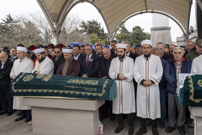  Babası son yolculuğuna uğurlandı