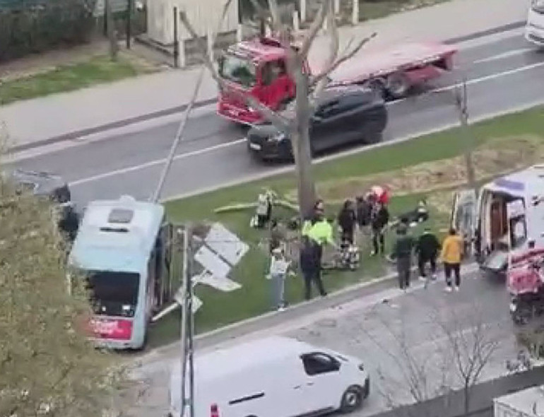 Beyoğlunda dolmuş kazasında 5 kişi yaralanmıştı O anlar kamerada