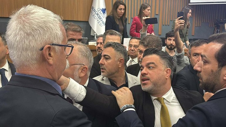 İzmir Büyükşehir Belediye Meclisinde gerginlik AK Partili ve CHPli üyeler arasında arbede yaşandı