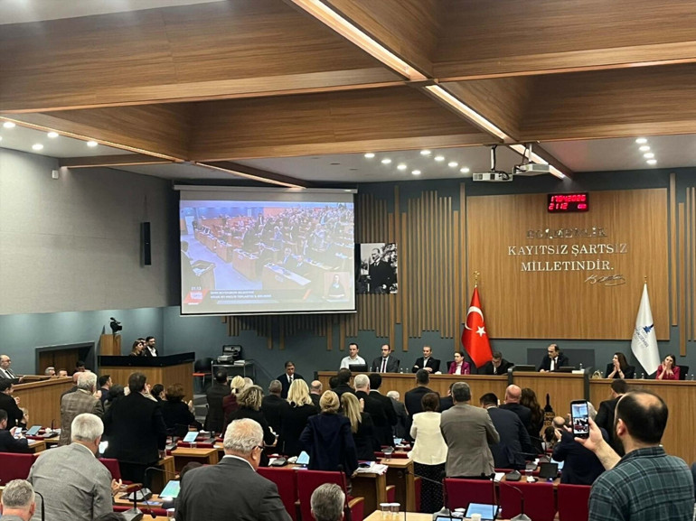 İzmir Büyükşehir Belediye Meclisinde gerginlik AK Partili ve CHPli üyeler arasında arbede yaşandı