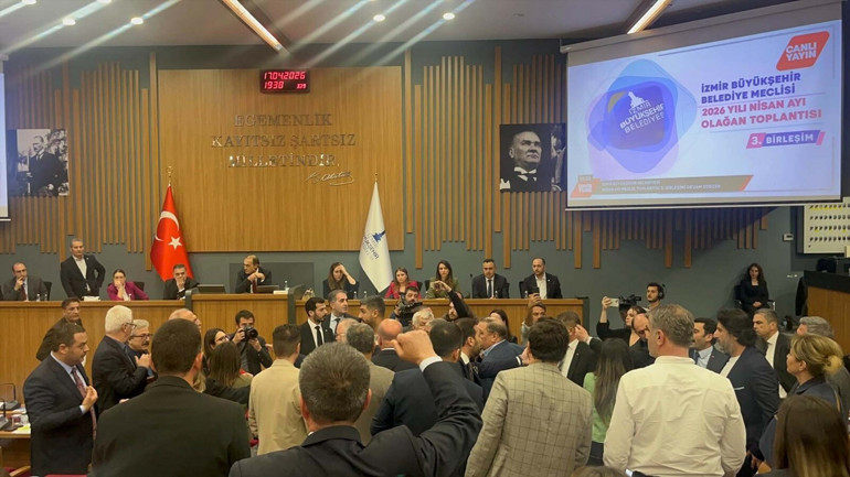 İzmir Büyükşehir Belediye Meclisinde gerginlik AK Partili ve CHPli üyeler arasında arbede yaşandı