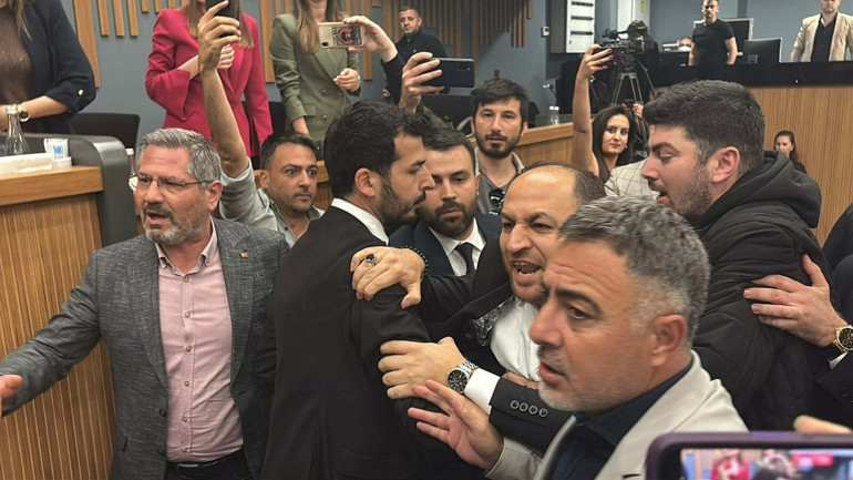 İzmir Büyükşehir Belediye Meclisinde gerginlik AK Partili ve CHPli üyeler arasında arbede yaşandı