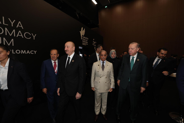 Diplomasinin kalbi Antalyada atıyor Cumhurbaşkanı Erdoğandan kritik görüşmeler