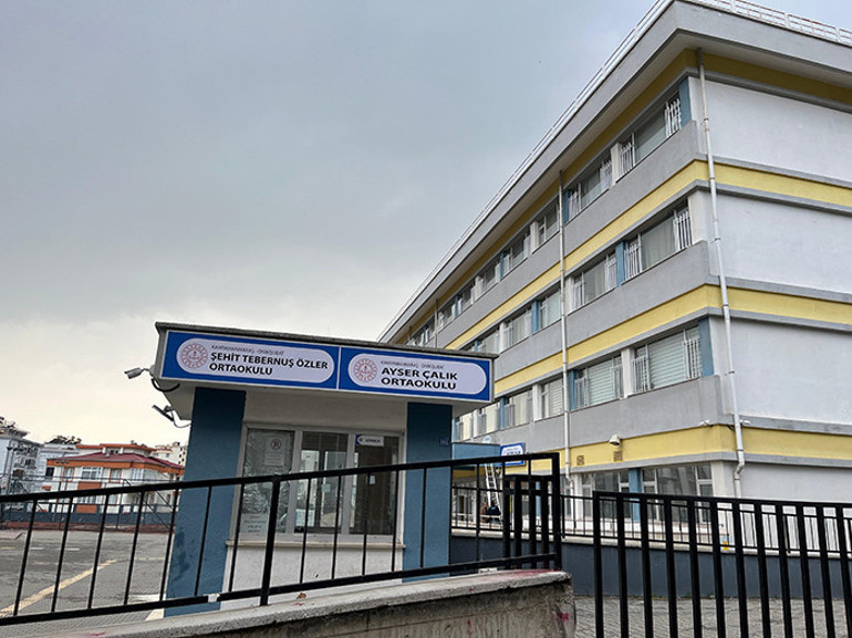 Ayser Çalık Ortaokulunun tabelası, yeni binaya asıldı