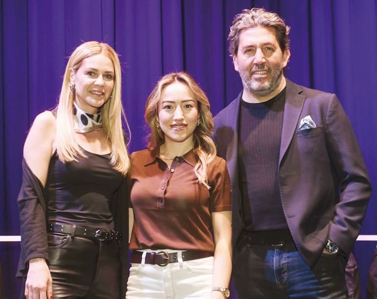 Yıllar sonra bir aradalar... Emine benim ilelebet akrabam