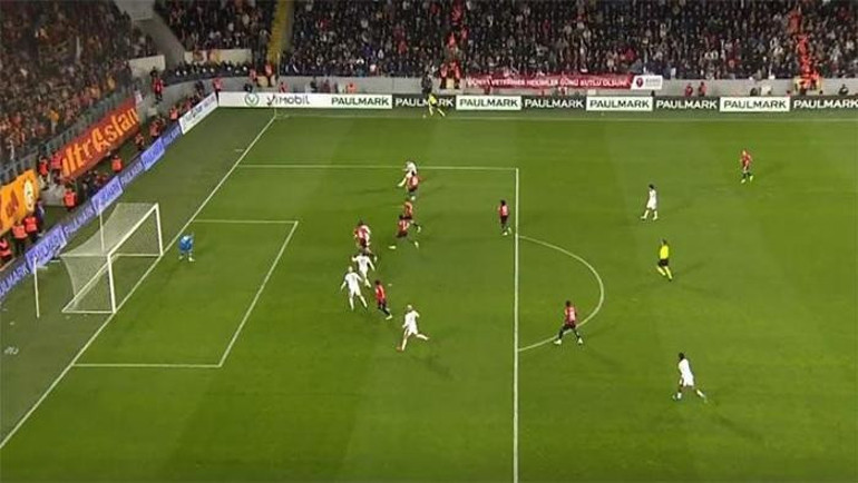 Gençlerbirliği-Galatasaray maçında verilmeyen golü ve penaltıyı hakemler yorumladılar Türkiyede yanlış uyguluyoruz