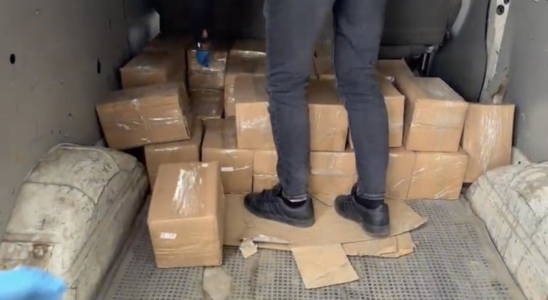 İstanbulda durdurulan araçta 1.021 adet silah ele geçirildi