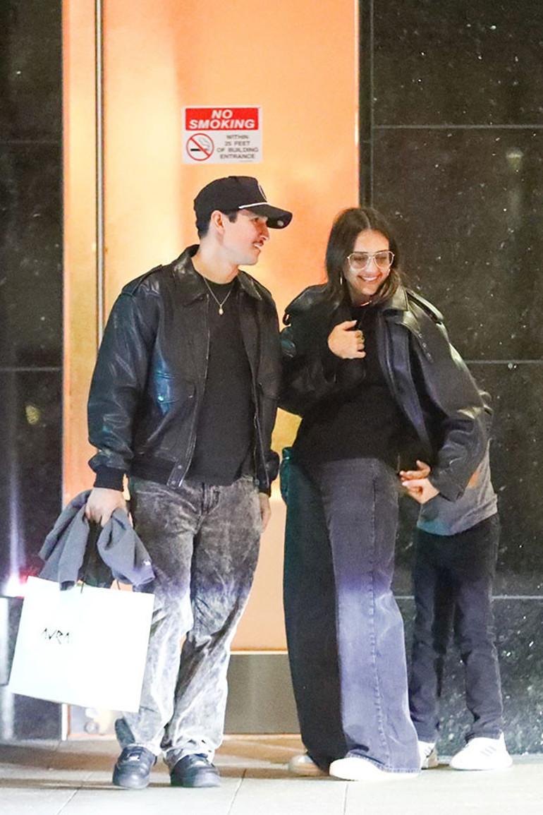 Aşk ne demekmiş boşandıktan sonra anladı... Genç sevgilisinin kollarındayken yüzünde adeta güller açıyor