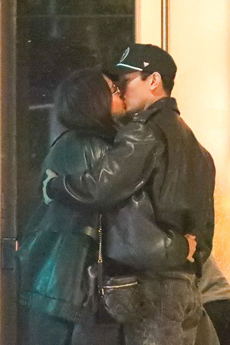 Aşk ne demekmiş boşandıktan sonra anladı... Genç sevgilisinin kollarındayken yüzünde adeta güller açıyor