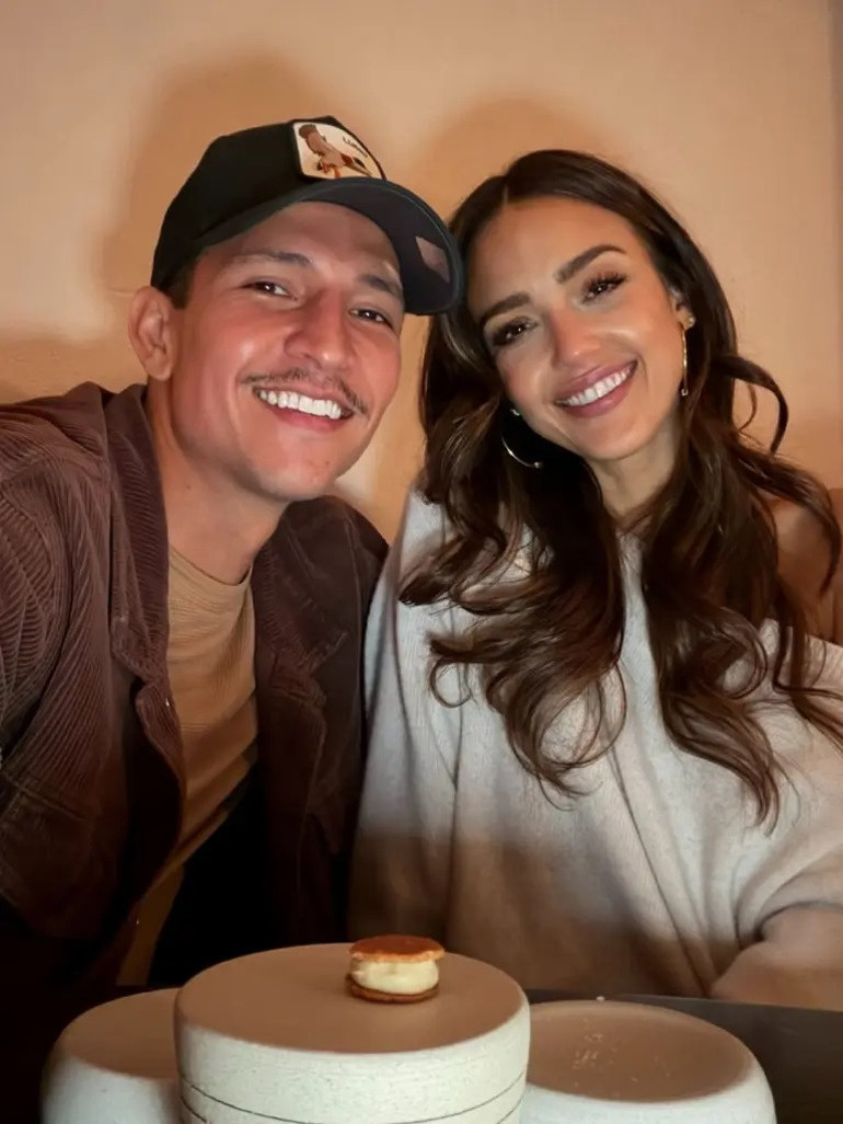 Aşk ne demekmiş boşandıktan sonra anladı... Genç sevgilisinin kollarındayken yüzünde adeta güller açıyor