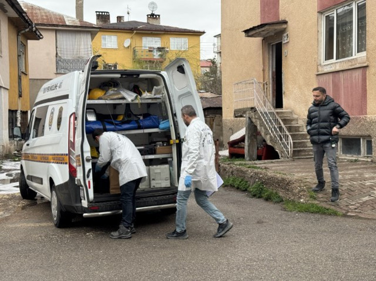  Genç kadını defalarca bıçaklayıp kapıyı üzerinden kilitleyerek kaçtı