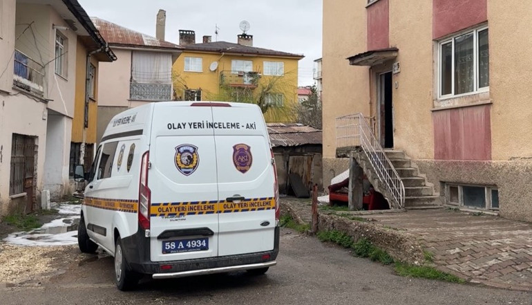  Genç kadını defalarca bıçaklayıp kapıyı üzerinden kilitleyerek kaçtı