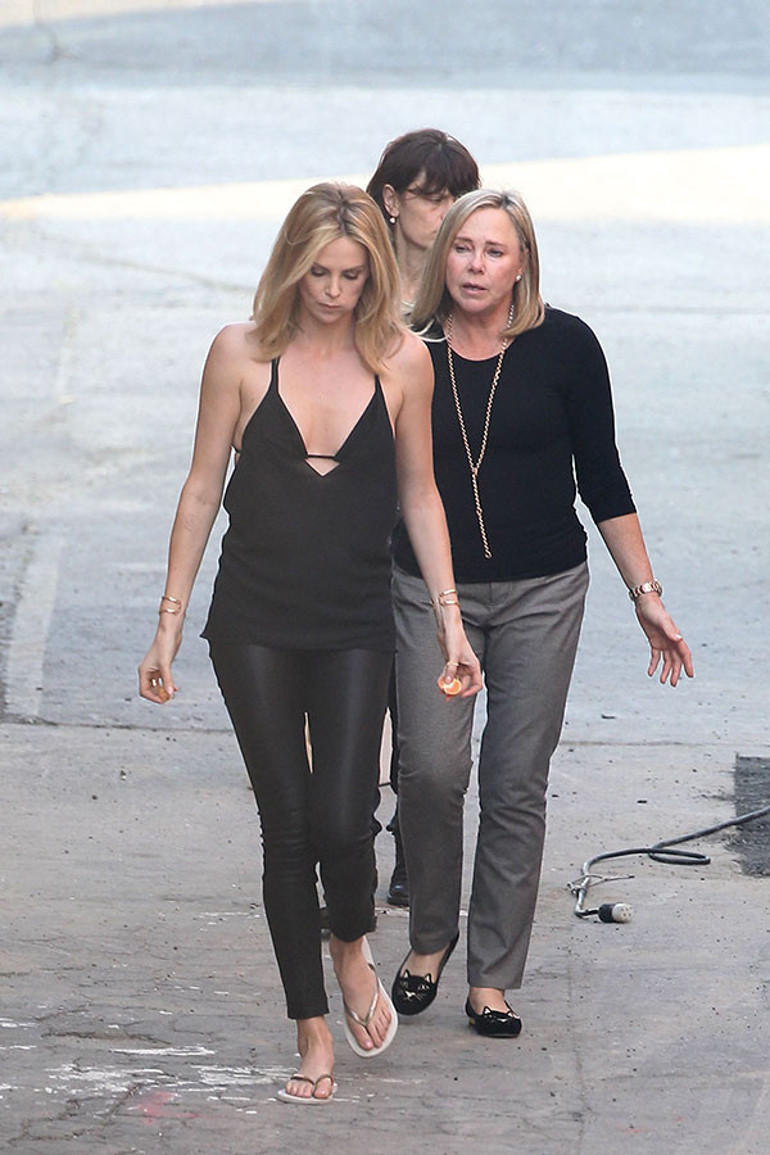 Annesi gözlerinin önünde babasını vurup öldürmüştü… Ünlü oyuncu yaşadığı korkunç anları anlattı… ‘Ertesi sabah beni giydirip okula yolladı’