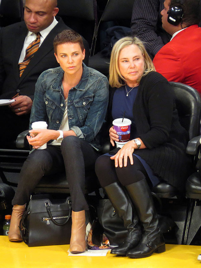 Annesi gözlerinin önünde babasını vurup öldürmüştü… Ünlü oyuncu yaşadığı korkunç anları anlattı… ‘Ertesi sabah beni giydirip okula yolladı’