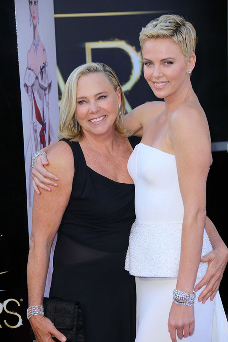 Annesi gözlerinin önünde babasını vurup öldürmüştü… Ünlü oyuncu yaşadığı korkunç anları anlattı… ‘Ertesi sabah beni giydirip okula yolladı’