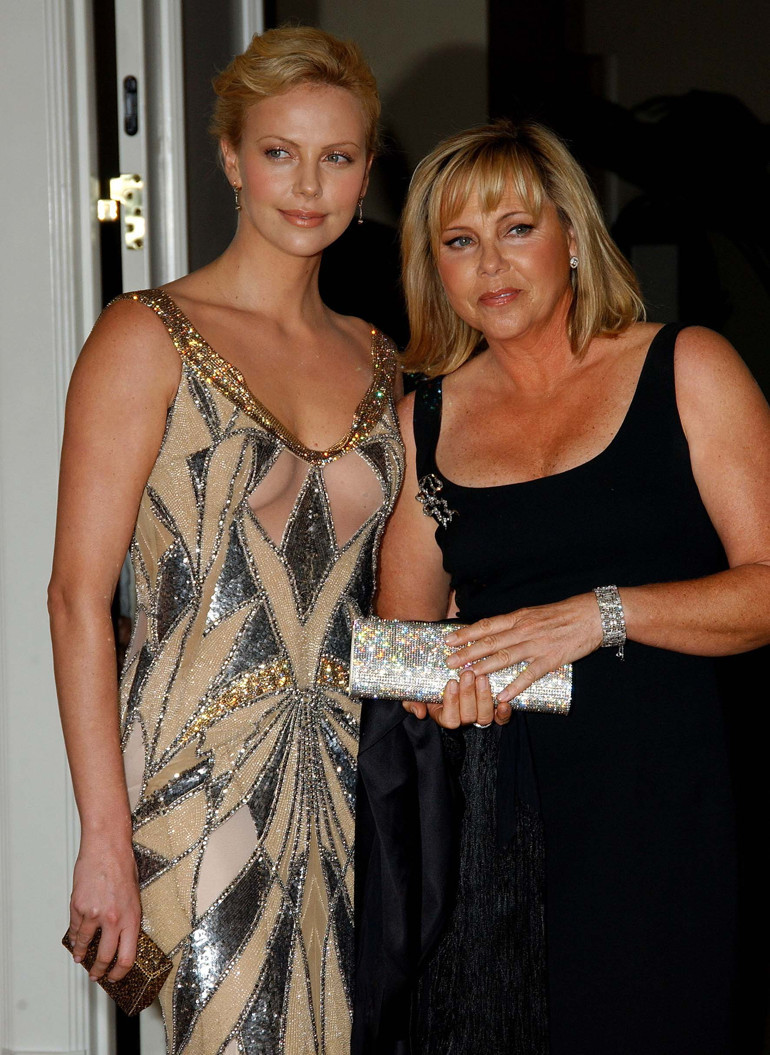 Annesi gözlerinin önünde babasını vurup öldürmüştü… Ünlü oyuncu yaşadığı korkunç anları anlattı… ‘Ertesi sabah beni giydirip okula yolladı’