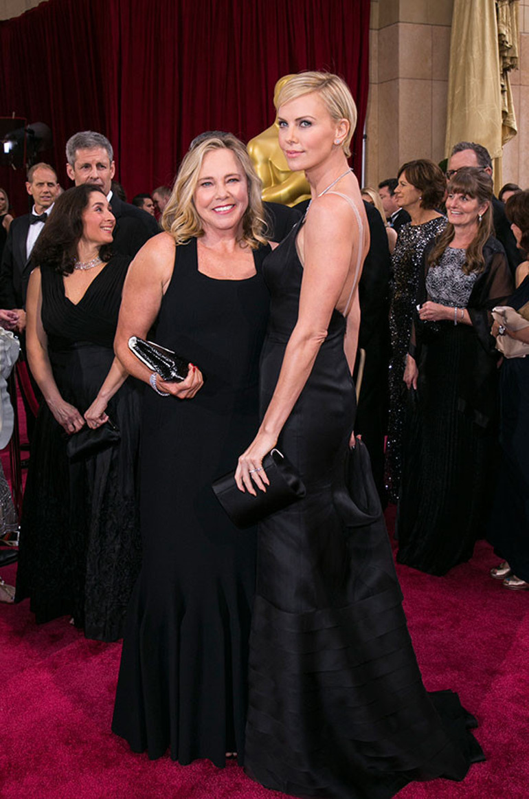 Annesi gözlerinin önünde babasını vurup öldürmüştü… Ünlü oyuncu yaşadığı korkunç anları anlattı… ‘Ertesi sabah beni giydirip okula yolladı’