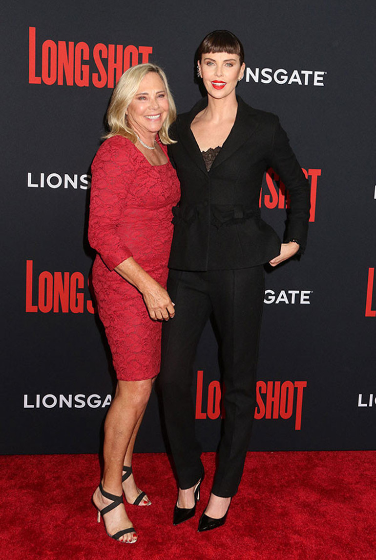 Annesi gözlerinin önünde babasını vurup öldürmüştü… Ünlü oyuncu yaşadığı korkunç anları anlattı… ‘Ertesi sabah beni giydirip okula yolladı’