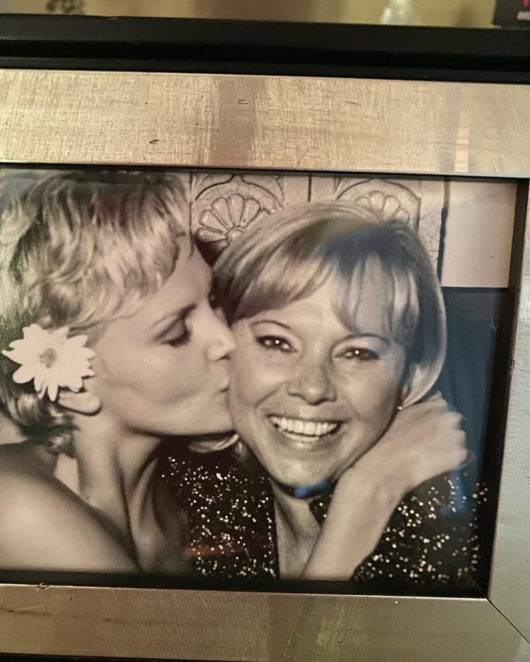 Annesi gözlerinin önünde babasını vurup öldürmüştü… Ünlü oyuncu yaşadığı korkunç anları anlattı… ‘Ertesi sabah beni giydirip okula yolladı’