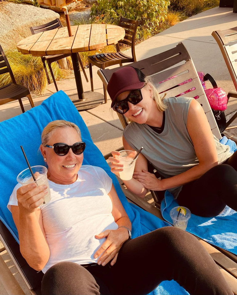 Annesi gözlerinin önünde babasını vurup öldürmüştü… Ünlü oyuncu yaşadığı korkunç anları anlattı… ‘Ertesi sabah beni giydirip okula yolladı’