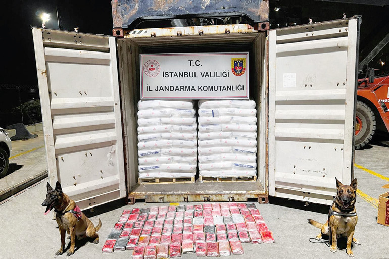 Havada, karada, denizde ve sınırda... Zehir baronlarına 4 koldan darbe