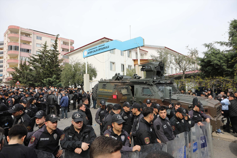  Kalemle elini, kolunu deşerdi