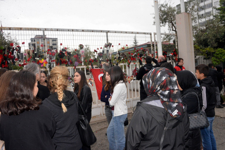  Kalemle elini, kolunu deşerdi