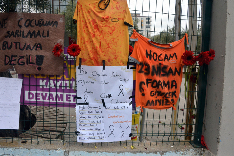  Kalemle elini, kolunu deşerdi