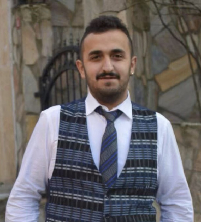  Yoldan geçen bir kişi yardım etmek yerine gitti