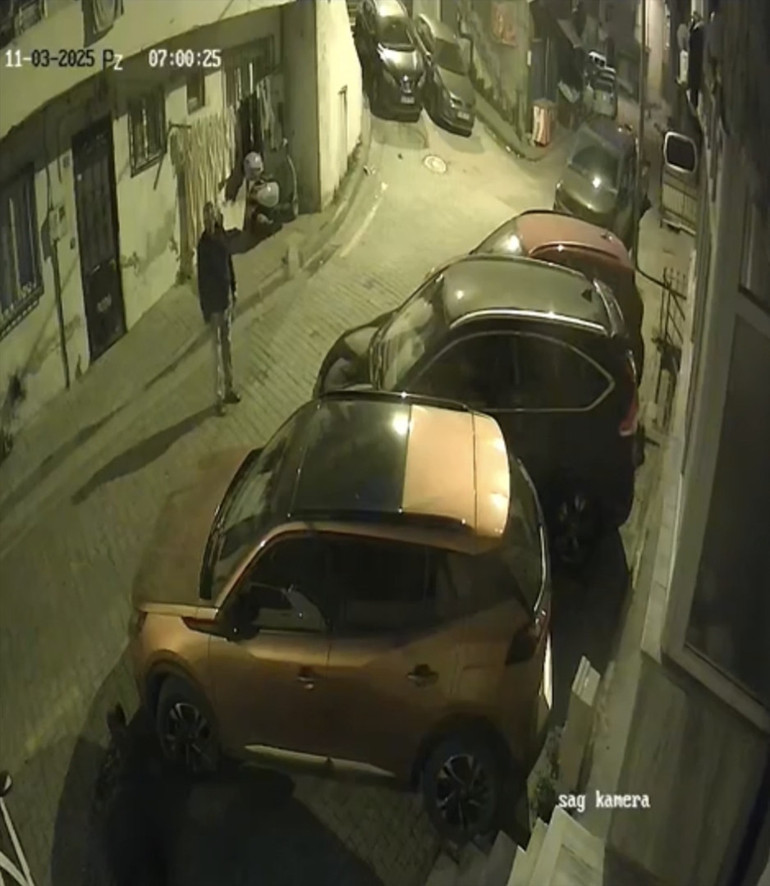  Yoldan geçen bir kişi yardım etmek yerine gitti