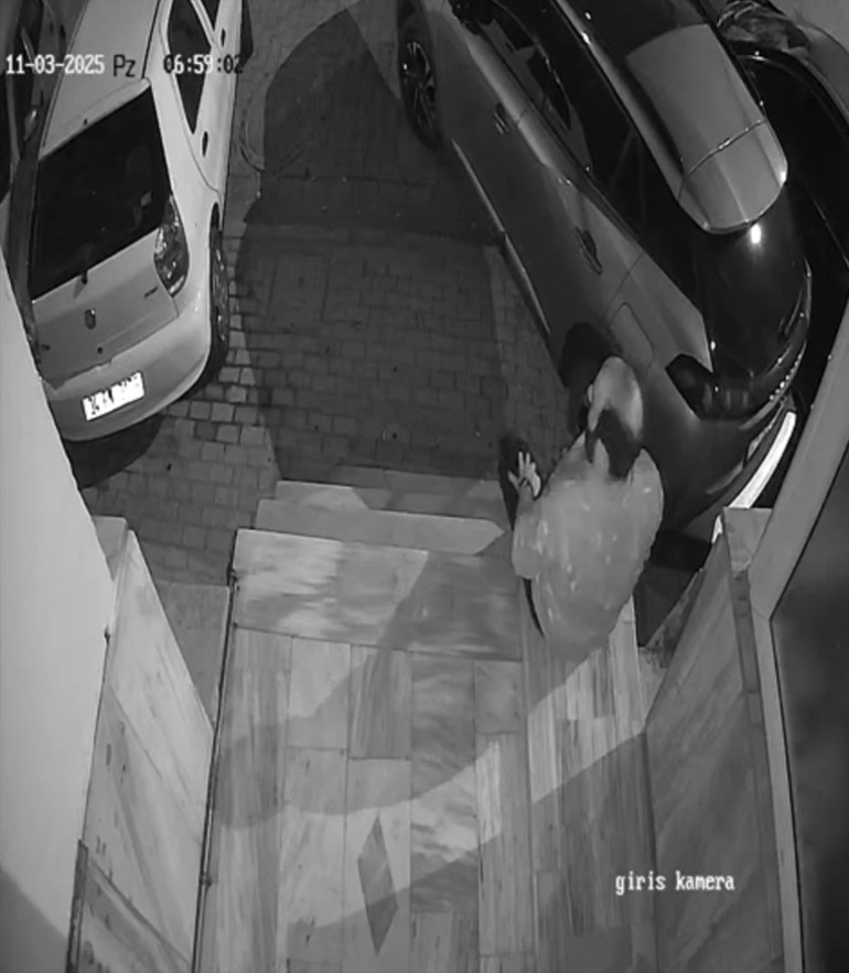  Yoldan geçen bir kişi yardım etmek yerine gitti