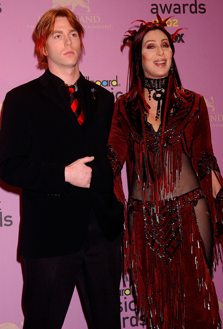 Ünlü şarkıcıya büyük şok… Yıllardır haberinin bile olmadığı gizli bir torunu varmış