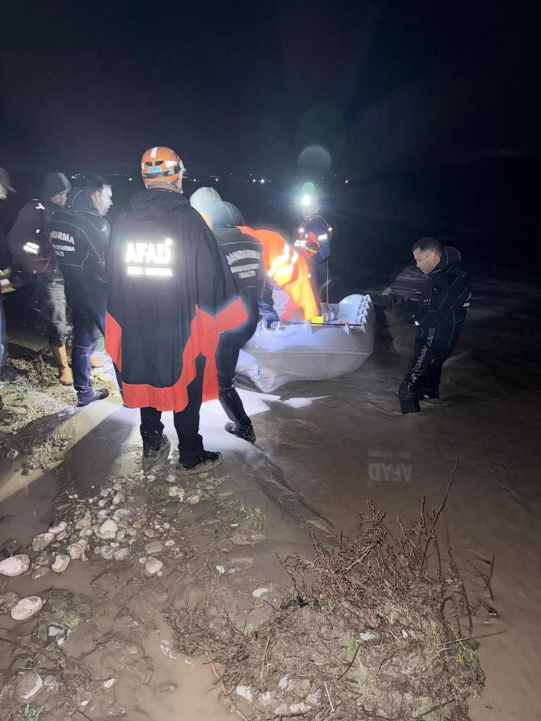 Diyarbakırda selde mahsur kalan çobanı AFAD ve JAK ekipleri kurtardı