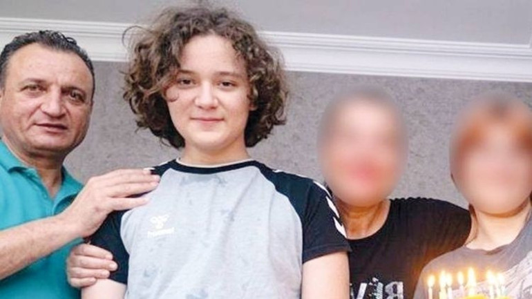 Sahne değişir ama hikâye aynı kalır