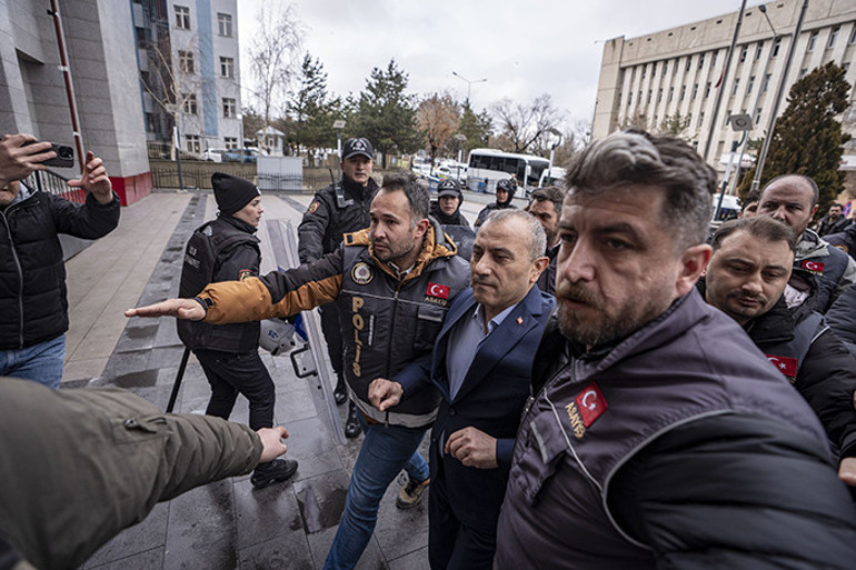  Ben devletin valisiyim, emniyette cevap vermem