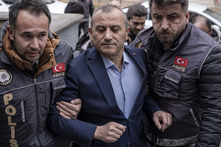  Ben devletin valisiyim, emniyette cevap vermem