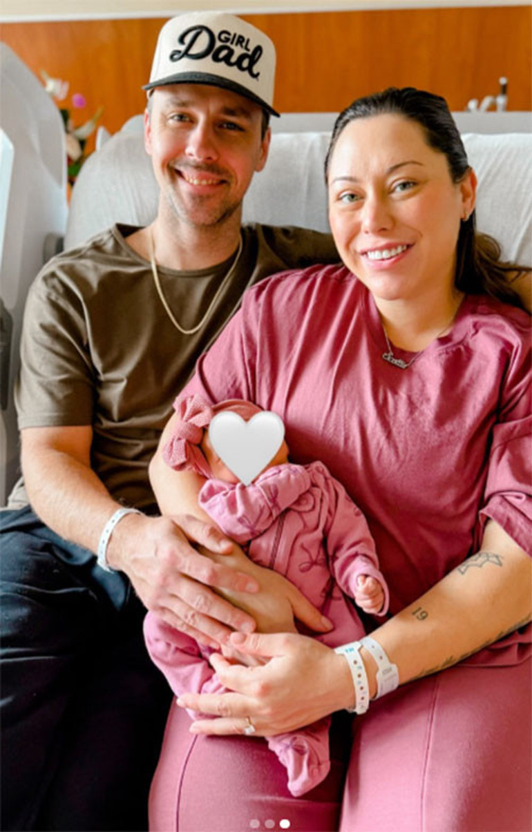 Kızını iki metrelik kuyruğu olan gelinlikle evlendirmişti... Ünlü şarkıcı daha 53 yaşında ikinci kez dede oldu