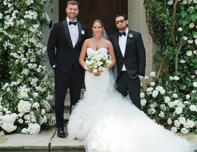 Kızını iki metrelik kuyruğu olan gelinlikle evlendirmişti... Ünlü şarkıcı daha 53 yaşında ikinci kez dede oldu