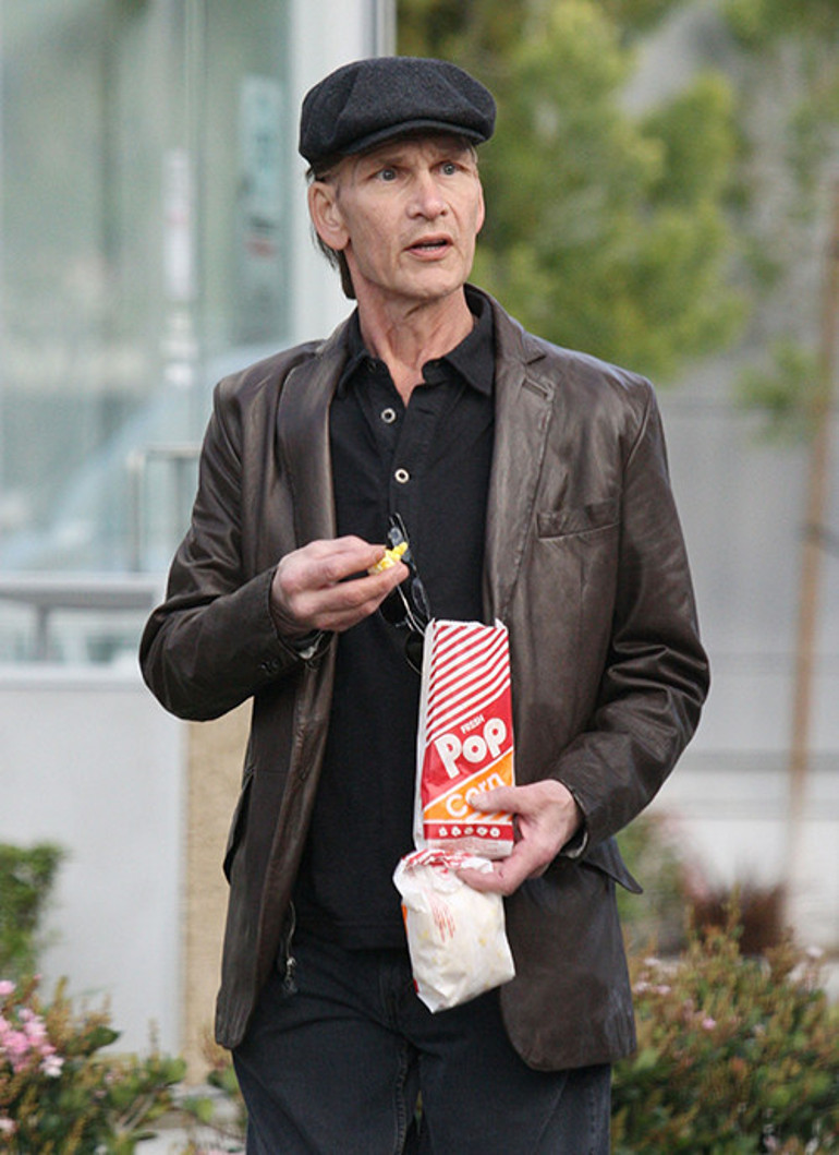  Onun sesini duyuyorum, onu hissediyorum