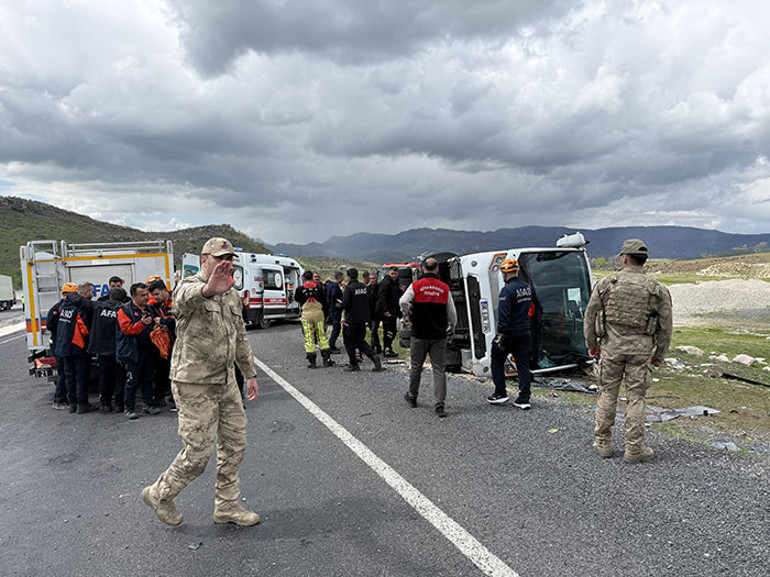 Son dakika... Yolcu midibüsü devrildi: 1 kişi hayatını kaybetti, 12 yaralı