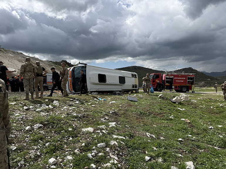 Son dakika... Yolcu midibüsü devrildi: 1 kişi hayatını kaybetti, 12 yaralı