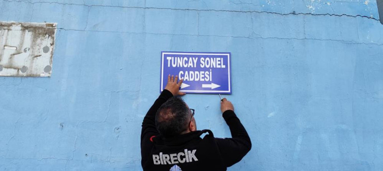 Tuncay Sonelin ismi ilçedeki iki caddeden kaldırıldı
