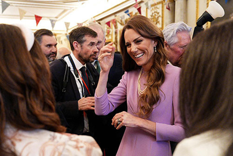 Öyle bir sarıldı ki 88 yaşındaki misafirini neredeyse ağlatıyordu