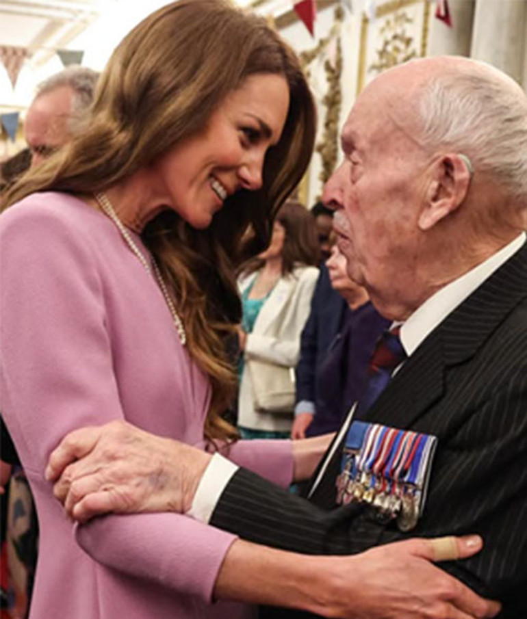 Öyle bir sarıldı ki 88 yaşındaki misafirini neredeyse ağlatıyordu